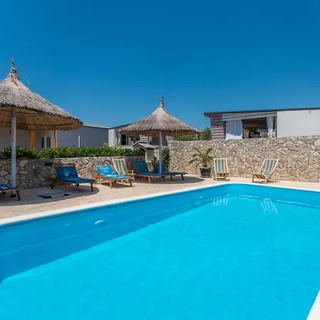 Camp Mateo With Pool פארק נופש *