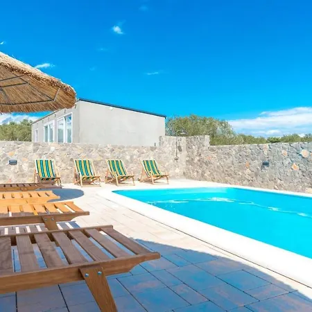 Camp Mateo With Pool פארק נופש *