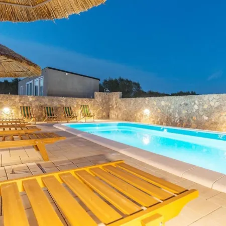 Camp Mateo With Pool פארק נופש