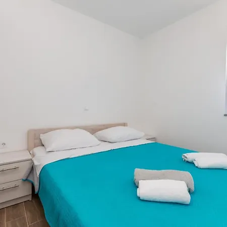 Camp Mateo With Pool דראגה