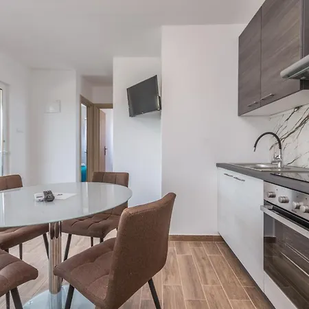 Camp Mateo With Pool דראגה