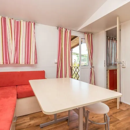 Camp Mateo With Pool פארק נופש דראגה