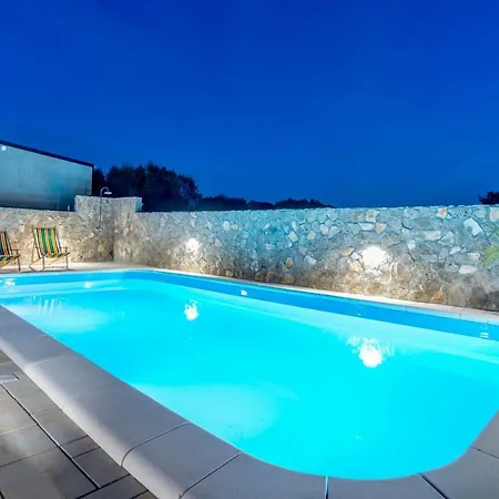 Camp Mateo With Pool פארק נופש *