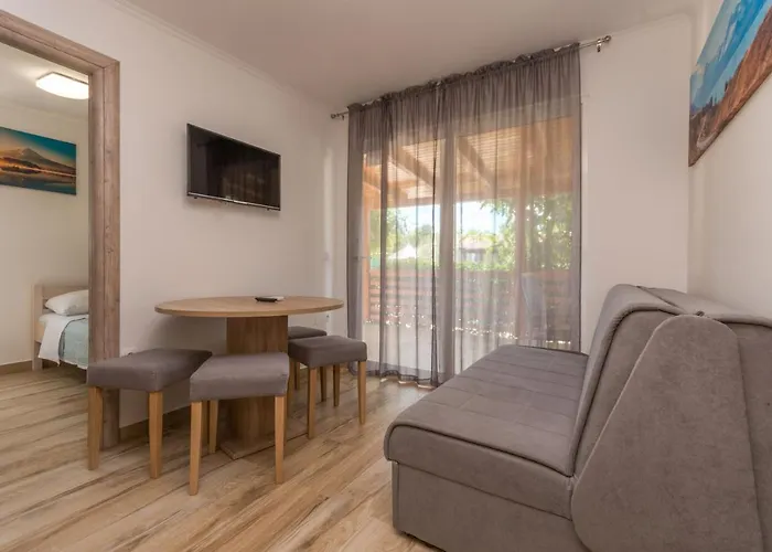 Camp Mateo With Pool * Drage