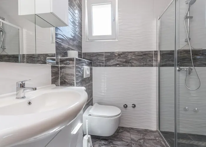 Camp Mateo With Pool * Drage