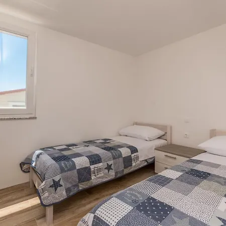 Camp Mateo With Pool 드라게