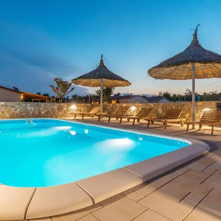 Camp Mateo With Pool Ferienpark