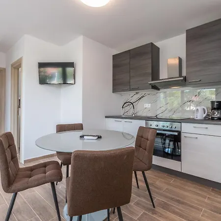 Camp Mateo With Pool 드라게